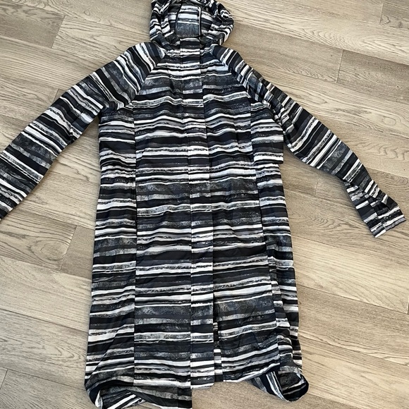 Lululemon lab jacket in size 8 - Picture 2 of 3